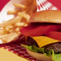 arranjo-com-hamburguer-de-carne-e-batatas-fritas